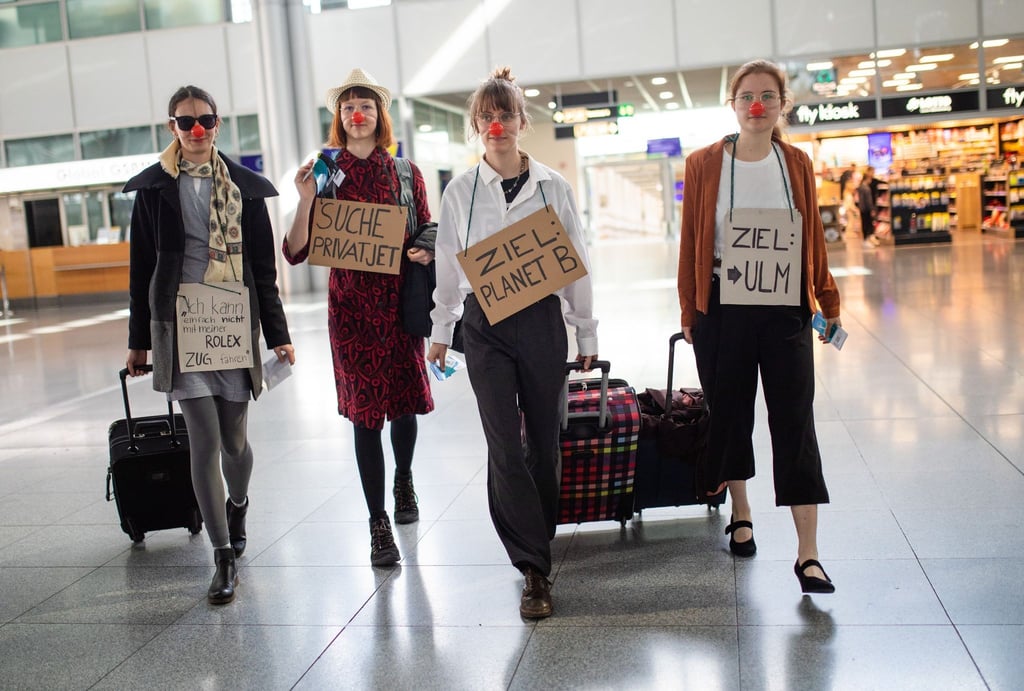 Teilnehmerinnen einer Protestaktion demonstrieren am Stuttgarter Flughafen.