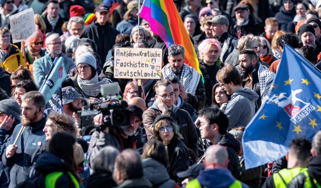 Ein Teilnehmer hält auf der Demonstration "Laut gegen rechts" ein Schild mit der Aufschrift "Antidemokratische Faschisten Deutschlands".
