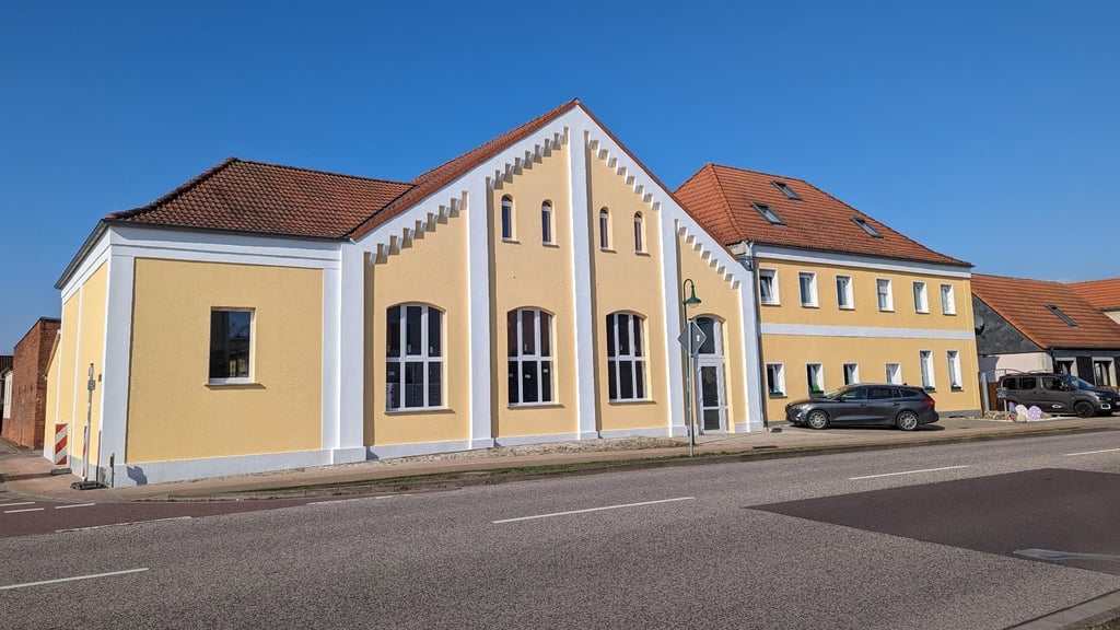 Lentges Saal erstrahlt in hellen Farben am Breite Weg in Gerwisch. Kein Verkehrsteilnehmer kann da vorbei schauen. Von hinten sieht er noch vollkommen unfertig aus.