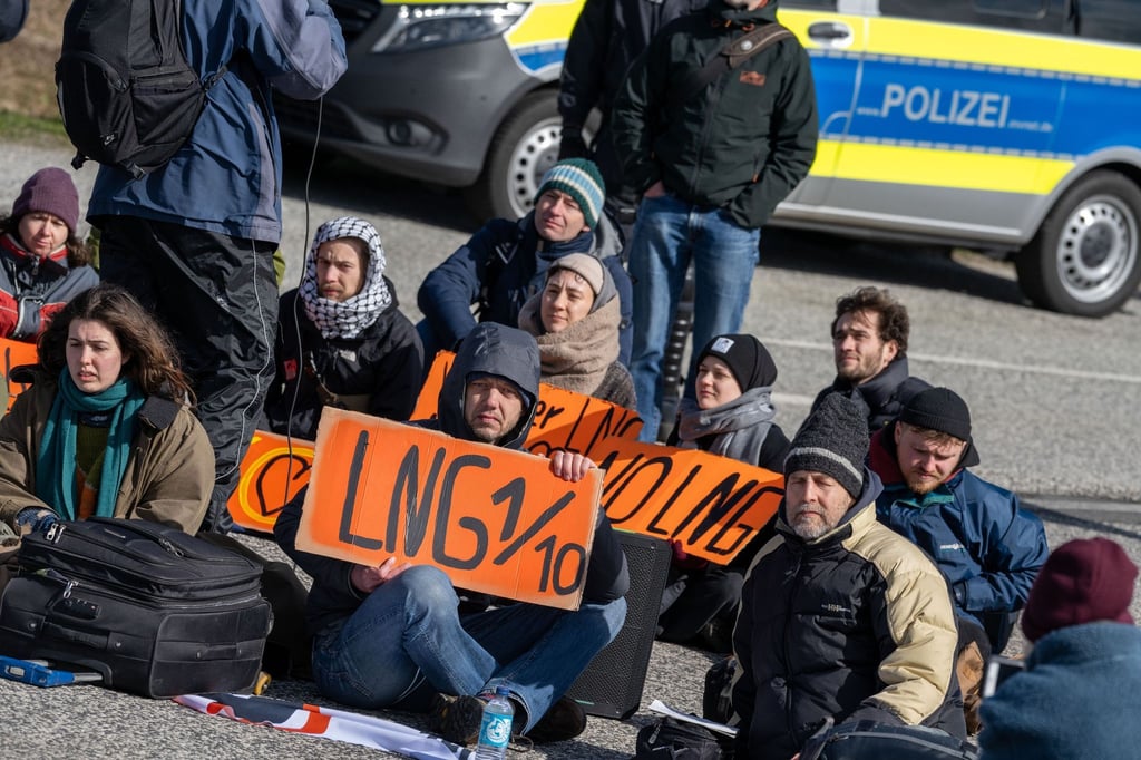 Blockade der Zufahrtsstraße zum Hafen Mukran.