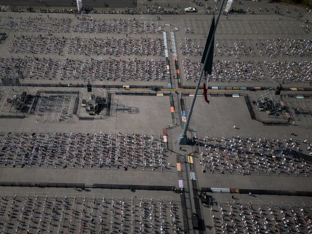 An der Ballettstunde von Elisa Carrillo auf dem Zócalo-Platz im Zentrum von Mexiko-Stadt nahmen Tausende Schülerinnen und Schüler teil.
