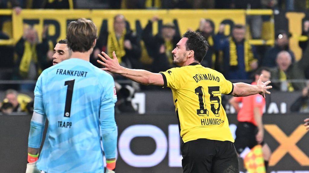 Mats Hummels (r.) bringt den BVB in der Schlussphase mit seinem Tor zum 2:1 auf die Siegerstraße.