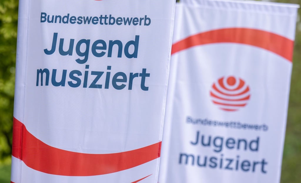 Fahnen mit dem Logo des Talentwettbewerbs „Jugend musiziert“ wehen vor Beginn des Wettbewerbs in Zwickau.