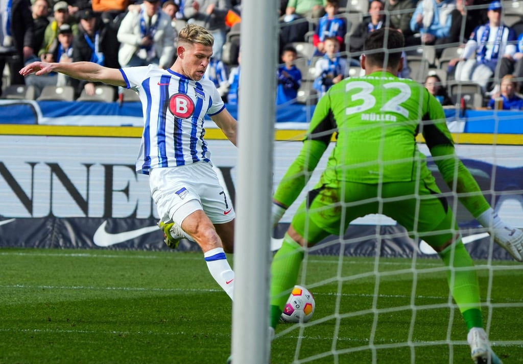 Herthas Florian Niederlechner schießt das 5:2.