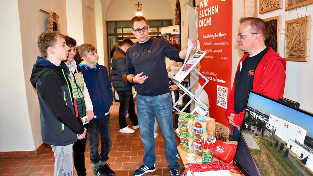 Lasse (links) kam unter anderem mit seiner Mutter zur Ausbildungsbörse. Halt machte er auch am Stand von der Harry-Brot GmbH aus dem Sülzetal.