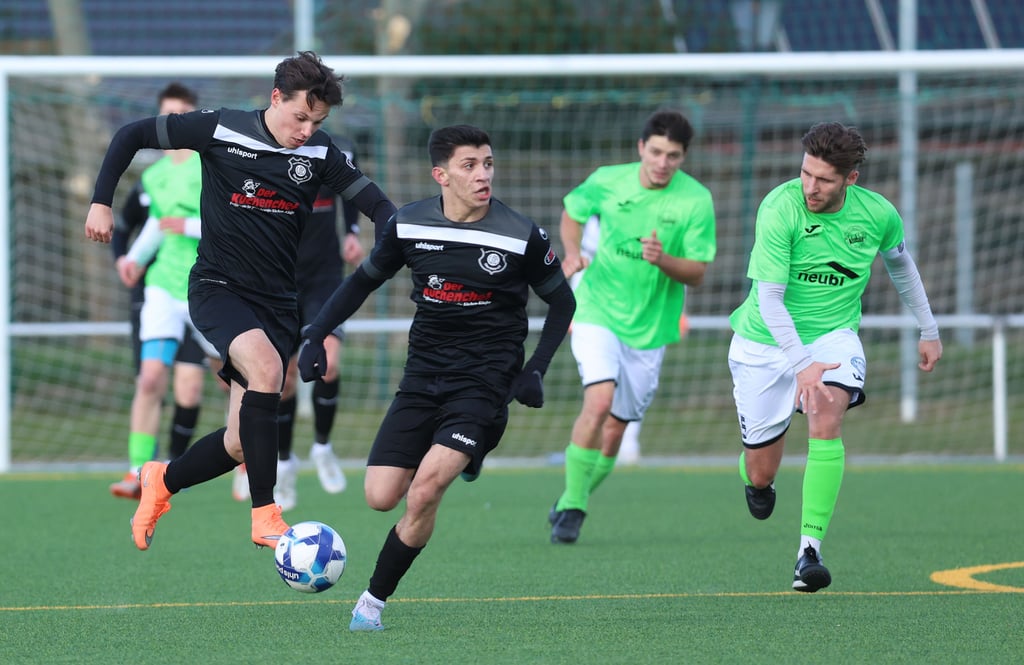 Sorgten für Belebung in der Ottersleber Offensive: Luca Hohmann (am Ball) und Ermin Berishaj.