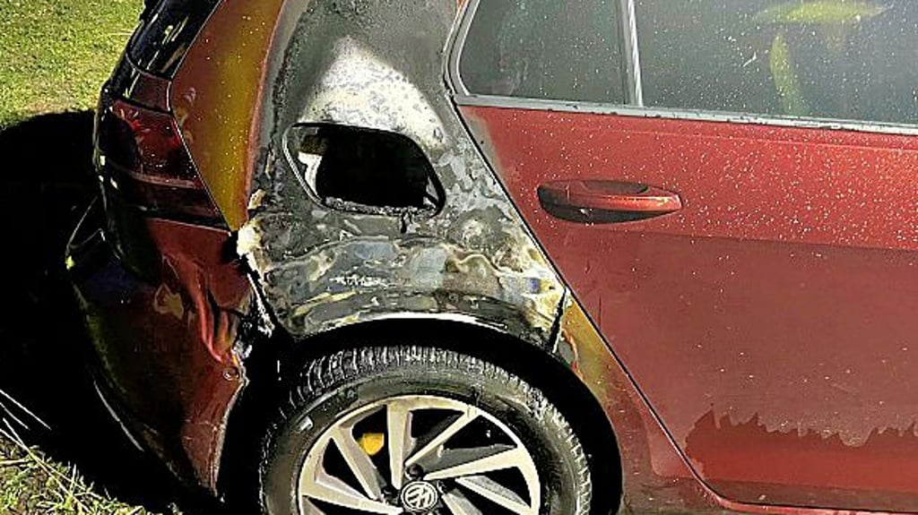 Dieser VW Golf in Stendal hat an der Tankklappe gebrannt.