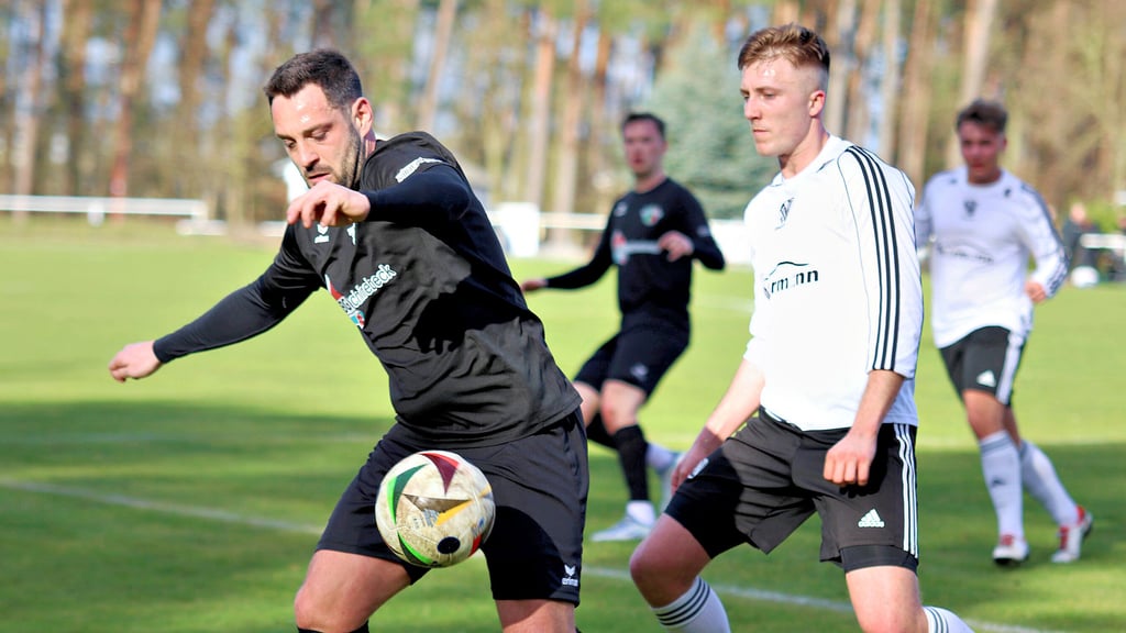 Denny Piele (links) erzielte den goldenen Treffer für Fußball-Landesligist Union Schönebeck bei Schwarz-Weiß Bismark.