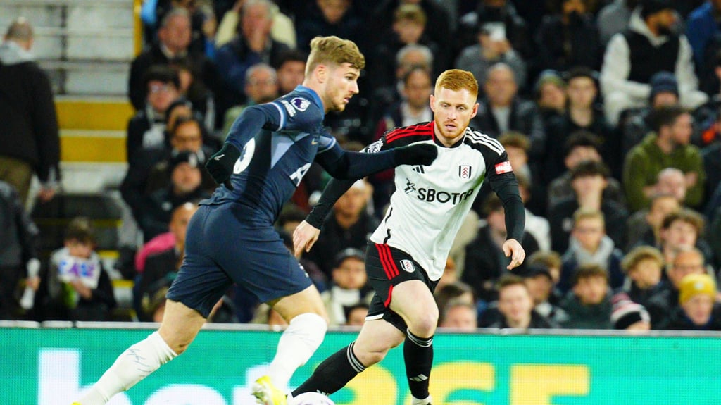 Timo Werner (l.) geht gegen Harrison Reed ins Dribbling.