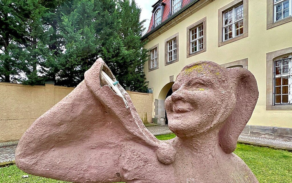 Die Hand vom Till Eulenspiegel am Rathaus II in Bernburg ist verschwunden. In diesem Fall war es allerdings kein Vandalismus.