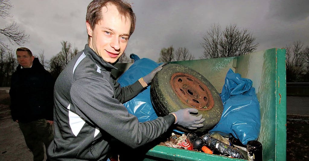 Daniel Wolfram wirft ein Rad in den Container.