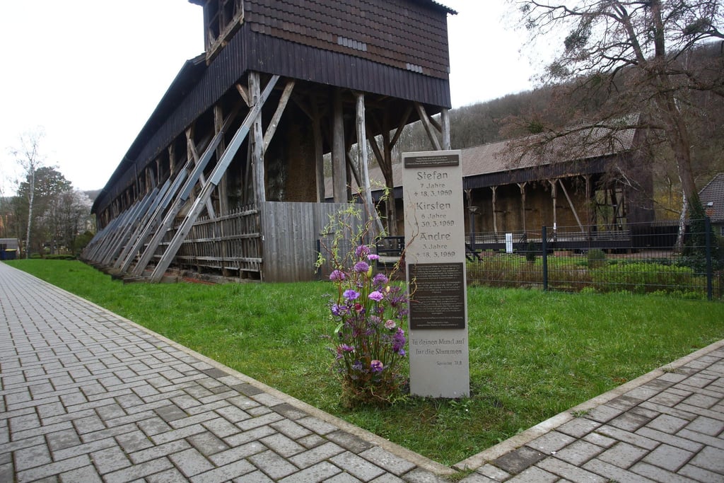 Eine Stele erinnert in dem niedersächsischen Kurort Bad Salzdetfurth an das Leid der Verschickungskinder.