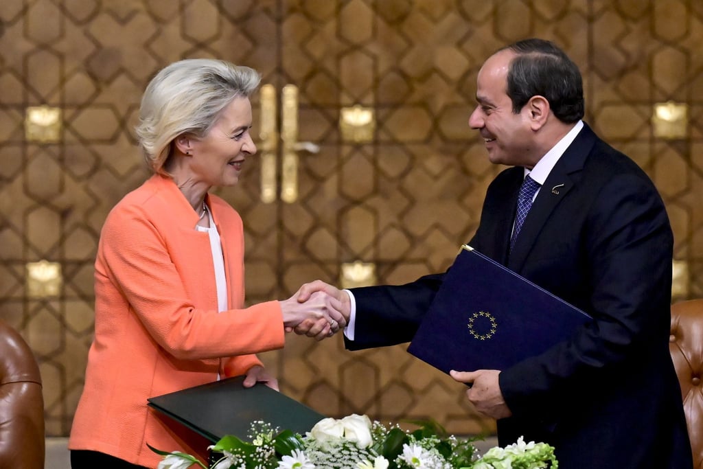 Handschlag in Kairo: EU-Kommissionspräsidentin Ursula von der Leyen und der ägyptische Präsident Abdel Fattah al-Sisi besiegeln eine neue „umfassende und strategische Partnerschaft“.