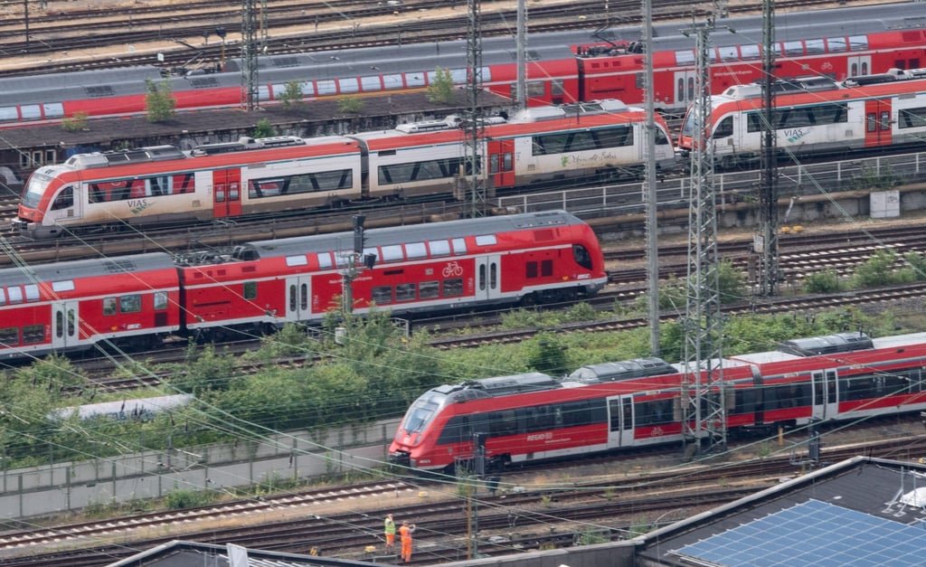 Nahverkehrszüge der Deutschen Bahn auf den Gleisen am Hauptbahnhof Frankfurt. Es scheint so als könnte es bereits in der kommenden Woche eine Einigung zwischen GDL und Bahn geben.