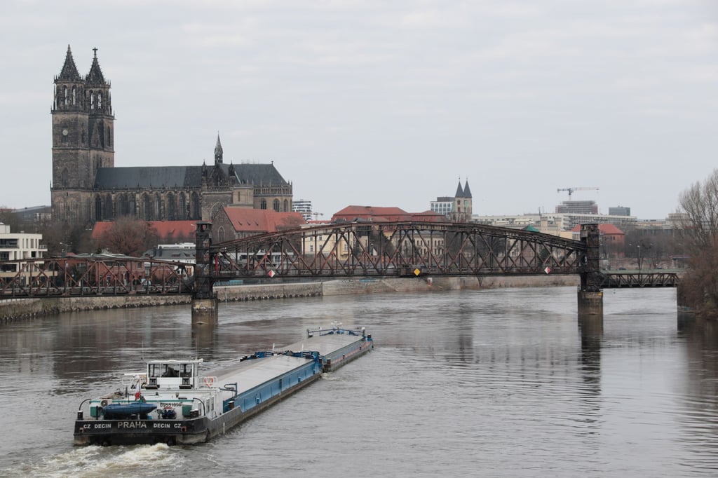 Die Hubbrücke über die Stromelbe wurde 1848 für die neue Zugstrecke Potsdam-Magdeburg fertiggestellt.
