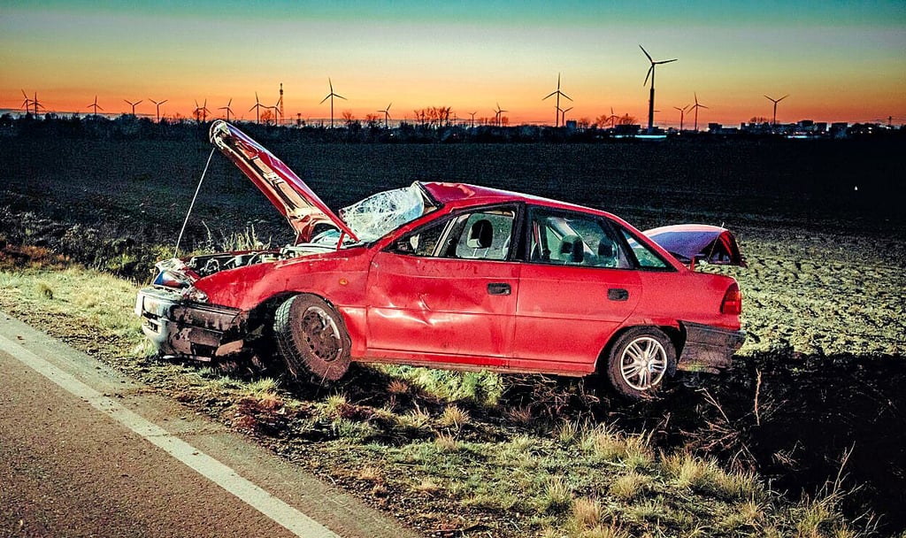 Der Opel hatte sich überschlagen. Der Fahrer wurde leicht verletzt.