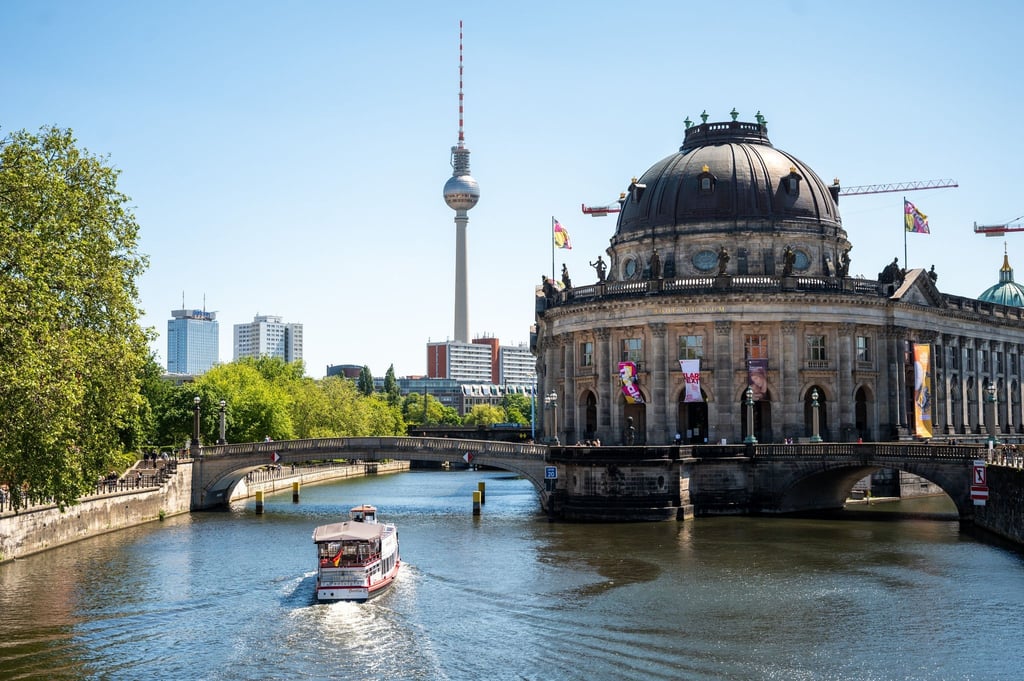 Ein Schiff fährt auf der Spree an der Museumsinsel.