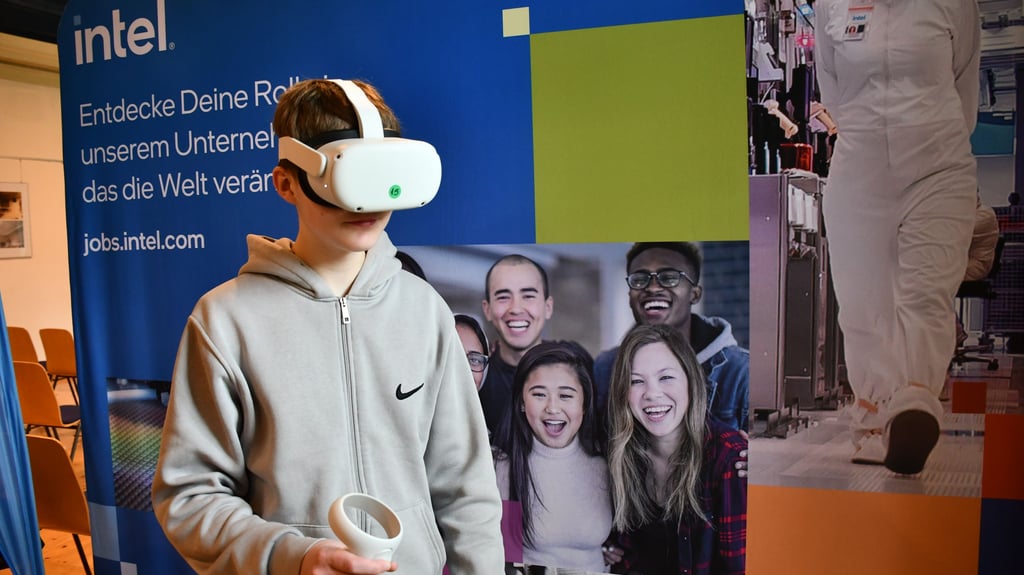 Der 15-jährige Luzian aus Barleben spaziert via VR-Brille visuell durch eine Produktionsstätte des Chip-Herstellers Intel im Ausland.