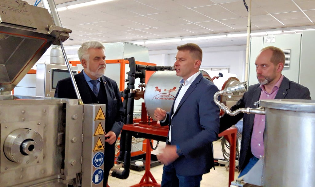 Umweltminister Armin Willingmann im Gespräch mit Steffen Koch und Christoph Weidling (v. l.) von der Firma Deutsche Vacuumtrockner GmbH.