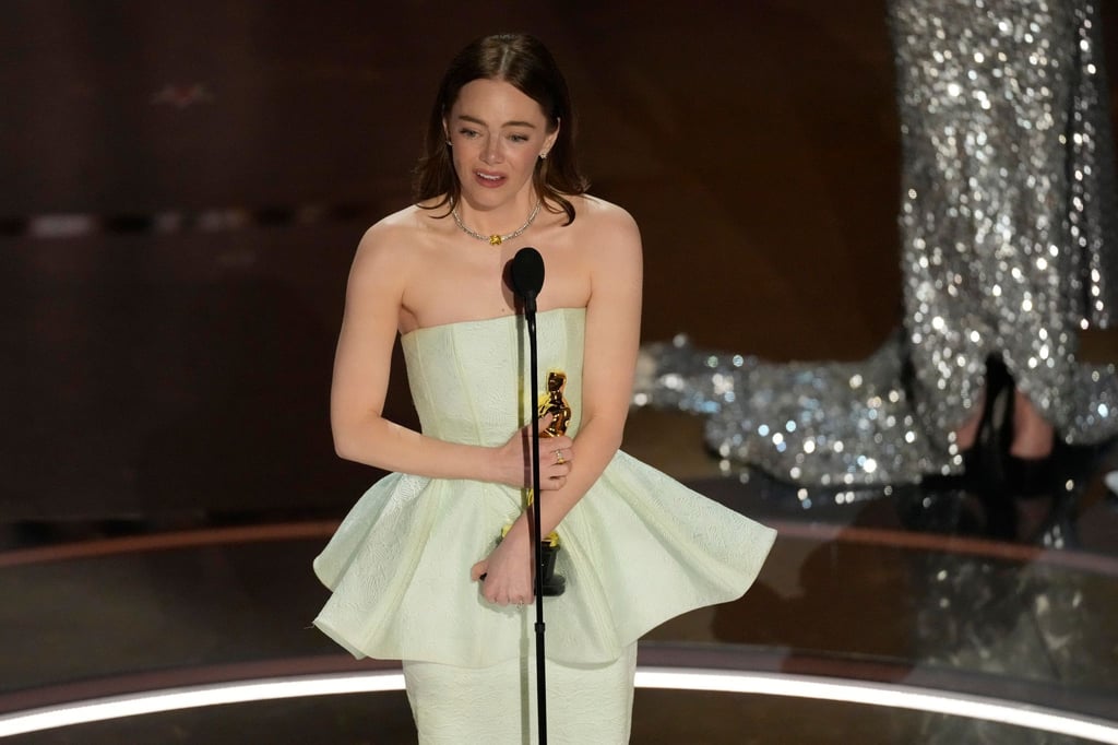 Emma Stone nimmt den Preis für die beste Leistung einer Hauptdarstellerin entgegen.