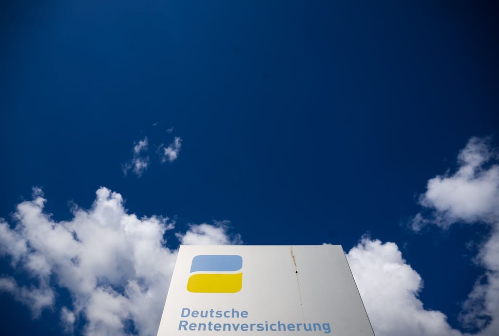Ein Schild weist den Weg zur Deutschen Rentenversicherung. Arbeitgeber stellen jährlich allen Mitarbeitern eine Bescheinigung über die gezahlten Rentenbeiträge aus.