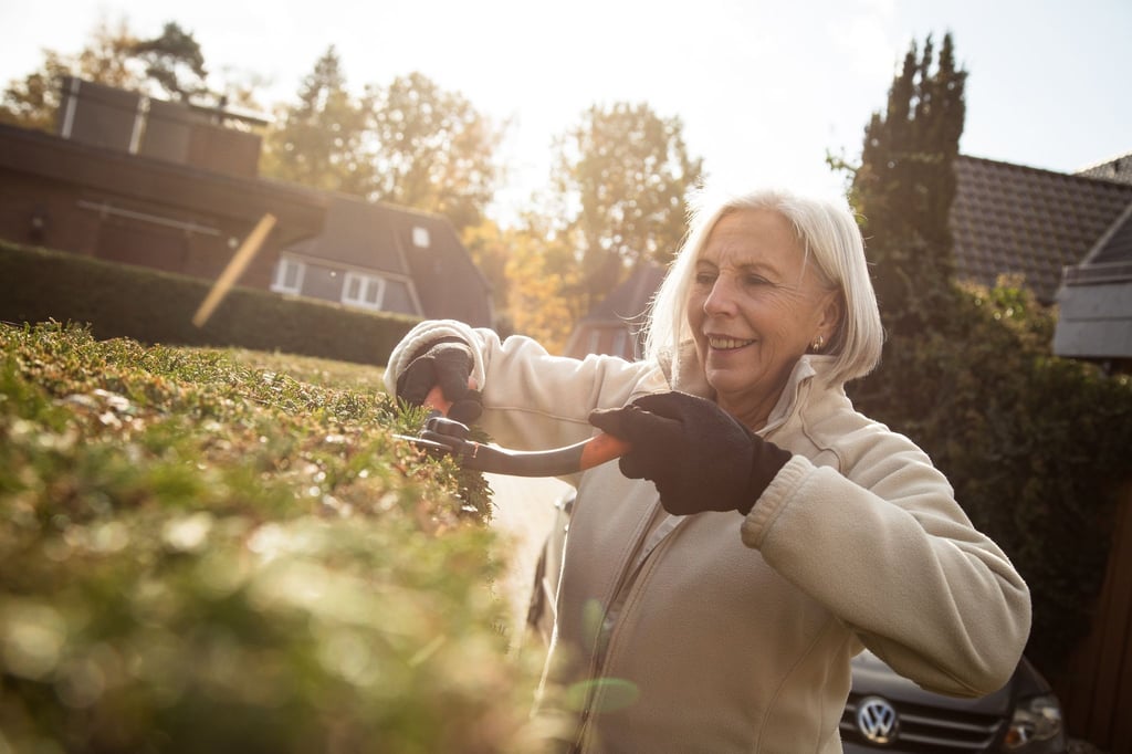 Im Garten gibt es immer was zu tun, auch im Herbst: Die richtige Kleidung, und zwar nach dem Zwiebelprinzip, schützt vor Wind und Kälte.