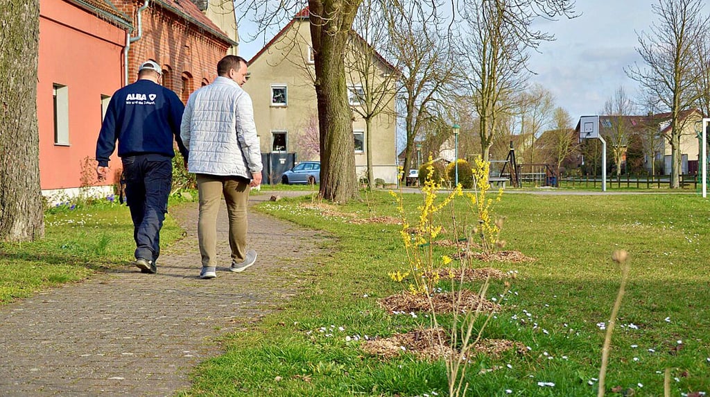 Zahlreiche Bäume und Sträucher zieren nun die Wege rings um die Grünflächen in Klitzschena. Jede helfende Hand wurde zur Hilfsaktion benötigt.