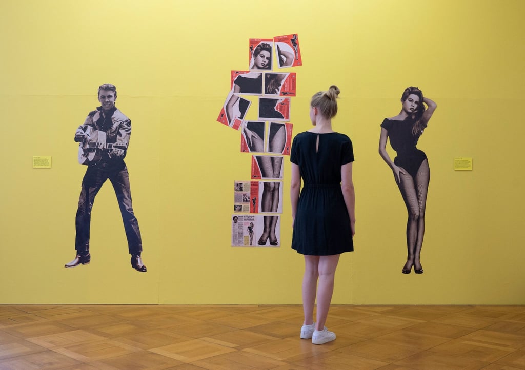 Historische „Starschnitte“ aus der Jugendzeitschrift „Bravo“ hängen an einer Wand in der Ausstellung „Bravo“-Starschnitte. Eine Sammlung von Legenden“ in den Opelvillen.