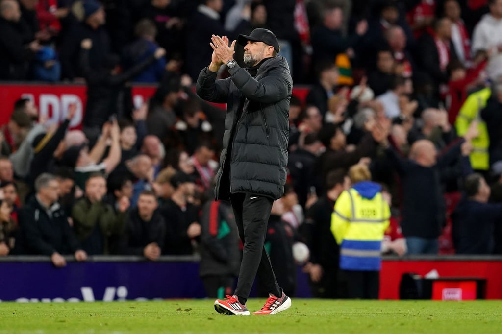 Liverpool-Trainer Jürgen Klopp applaudiert den Fans.