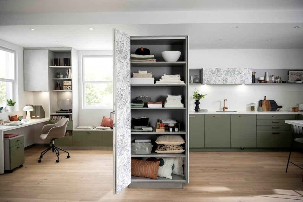 Für mehr Stauraum: Hohe Regalmöbel ermöglichen eine optische Trennung verschiedener Lebensbereiche, zum Beispiel bei der Wohnküche mit Homeoffice.