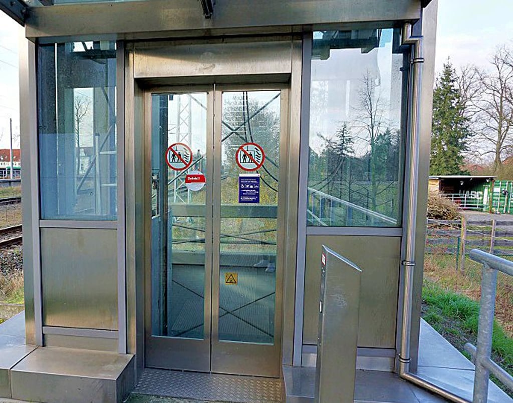 Nach mutwilligen Beschädigungen steht der Aufzug am Osterburger Bahnhof derzeit nicht zur Verfügung.
