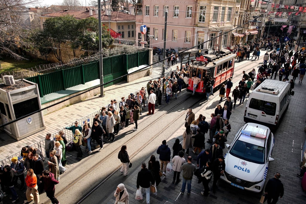Menschen stehen vor dem russischen Konsulat in Istanbul Schlange, um dort zu wählen.