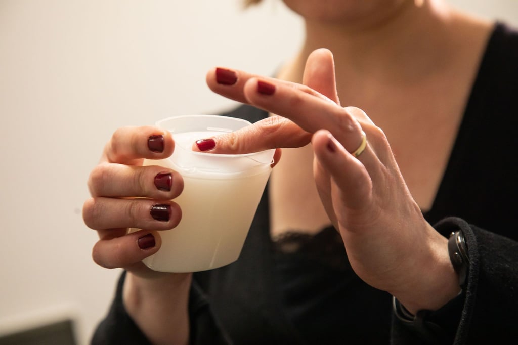 Trage eine dünne Schicht Vaseline an Hals oder Handgelenk auf.