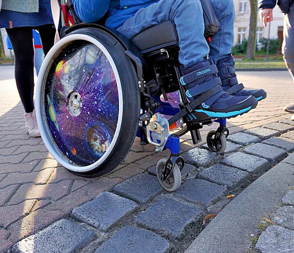 Mit dem Rollstuhl war die Querung des Pflasters in Osterburg eine Herausforderung.