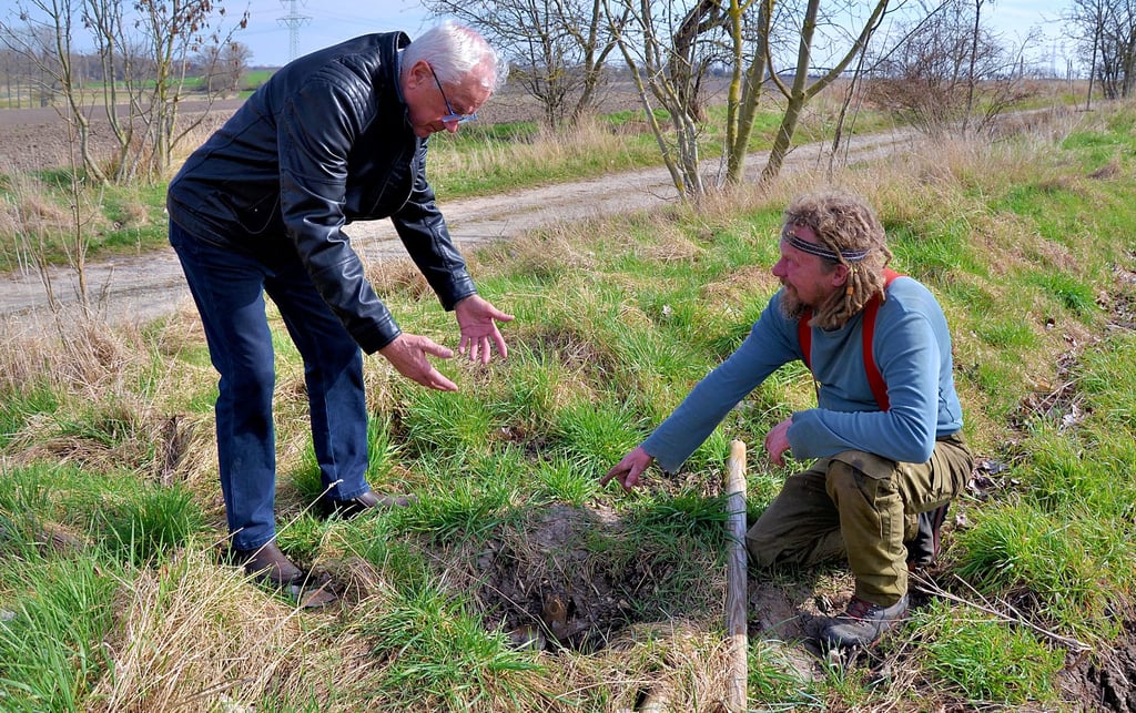Sascha Ritter (rechts) und Eckhard Lesse sind fassungslos angesichts dessen, was sie am Schmiedeweg in Sülldorf entdeckt haben.