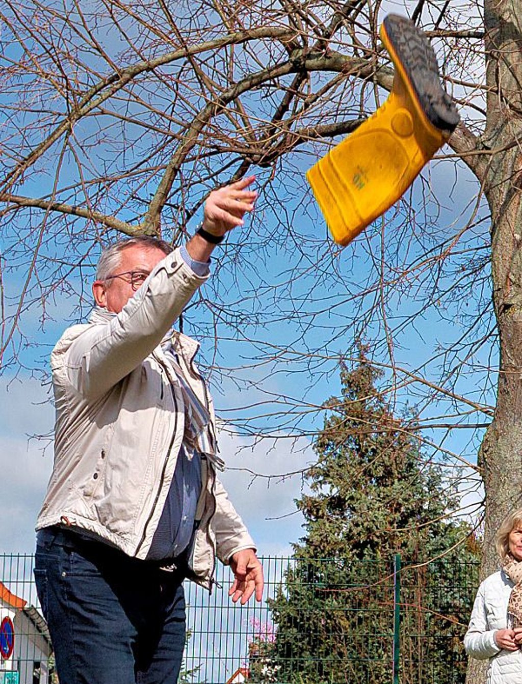 Stiefelweitwurf: klingt einfach, doch viele versagten.