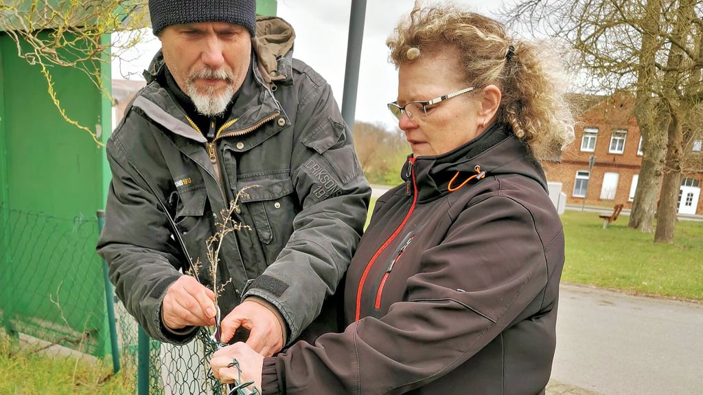 Christian Kramer und  Kerstin Fritzlar brachten die Banner gegen die Hunde-Station in Bonese an. Beide besuchten auch die Hellhound Foundation in Bispingen.