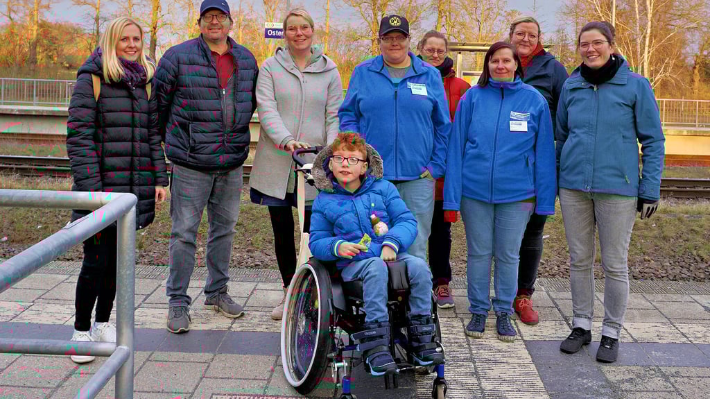 Mitglieder des Inklusionsbeirates auf dem Bahnhof in Osterburg.