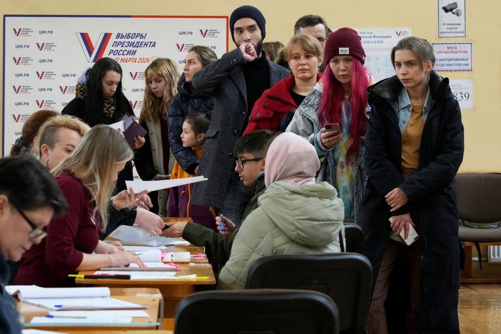 Ein Wahllokal in St. Petersburg. Zur Wahl aufgerufen Aufgerufen sind insgesamt 114 Millionen Wahlberechtigte.