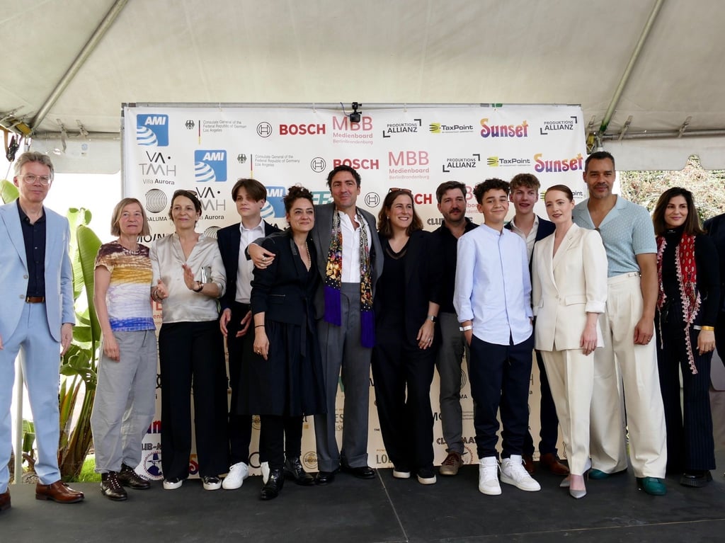 Regisseur Ilker Çatak („Das Lehrerzimmer“) mit seinem Team beim traditionellen Empfang der deutschen Oscar-Anwärter in der historischen Villa Aurora in Pacific Palisades.