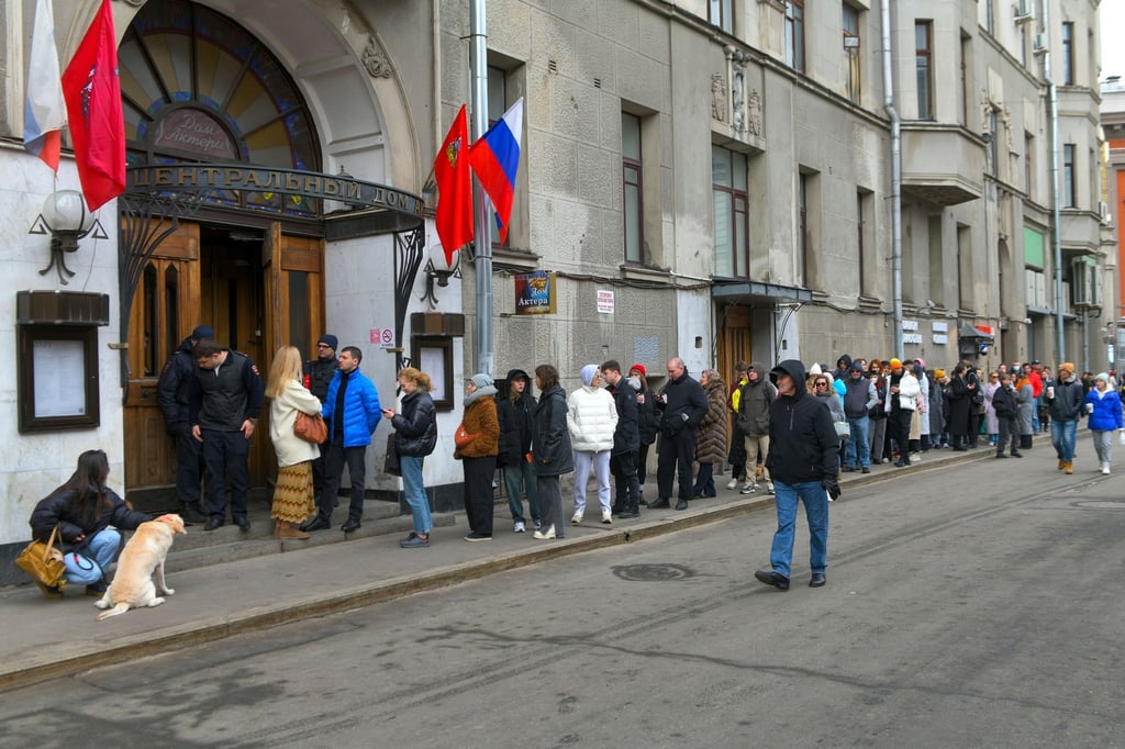 Wählerinnen und Wähler stehen um 12 Uhr mittags Ortszeit vor einem Wahllokal in Moskau an. Kremlgegner hatten zuvor zu der Aktion „Mittag gegen Putin“ aufgerufen.