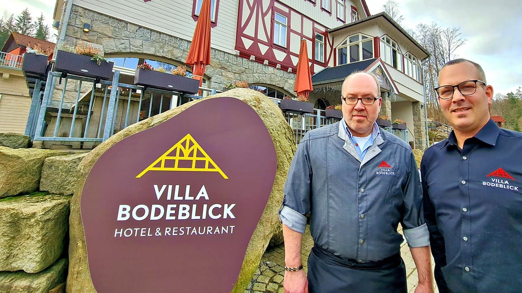 Philipp Klett (rechts) ist der neue Betreiber der Villa Bodeblick in Schierke. Mit Küchenchef Holger Wertheim hat er sich viel vorgenommen.