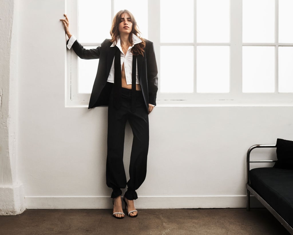 Kleidung, die sich vielseitig kombinieren lässt: Blazer, Hemden und gerade Hosen, hier ein Look von ba&sh (Hemd ca. 180 Euro, Hose ca. 250 Euro, Blazer ca. 360 Euro, Schuhe ca. 315 Euro).