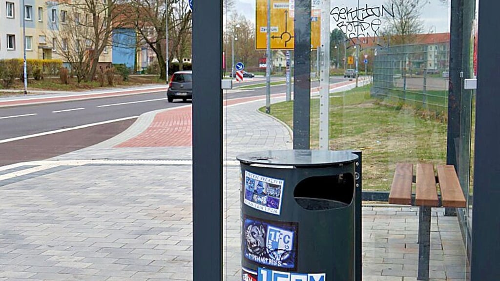 Die neue Bushaltestelle an der Geschwister-Scholl-Straße ist beschmiert.