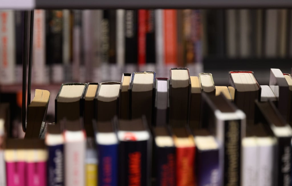 Bücher stehen in einem Bibliotheksregal.