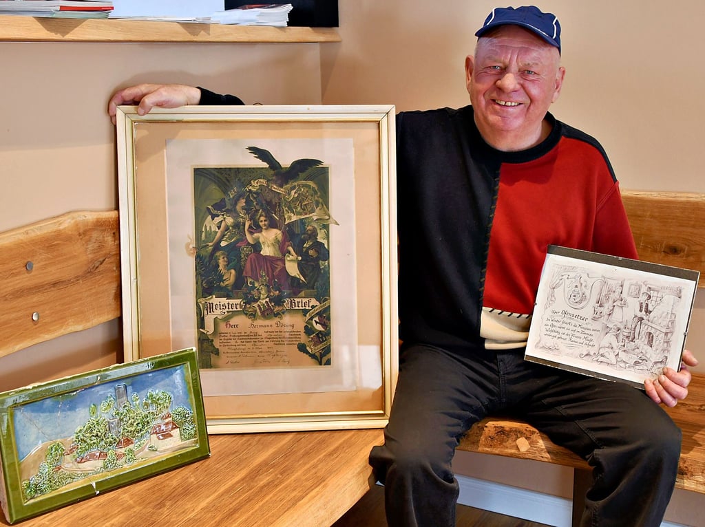 Frank Döring senior zeigt den alten Meisterbrief seines Opas von 1921, den er als Kopie ebenso wie eine alte Kachel und eine Grafik für die neue Ausstellung im Kirchturm Sandau zur Verfügung stellt.