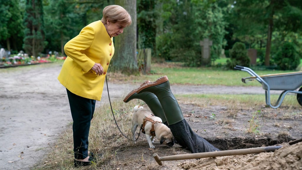 Angela (Katharina Thalbach) und Mops 'Helmut' finden die Leiche.