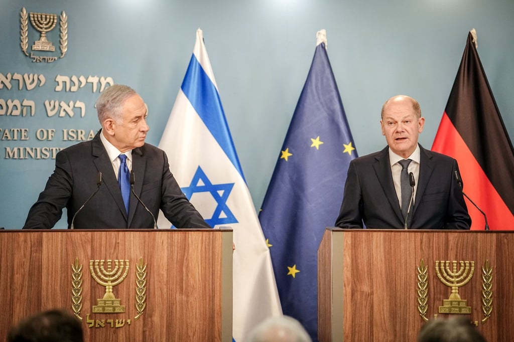 Bundeskanzler Olaf Scholz und Ministerpräsident Benjamin Netanjahu (l) geben in Jerusalem ein gemeinsames Pressestatement.