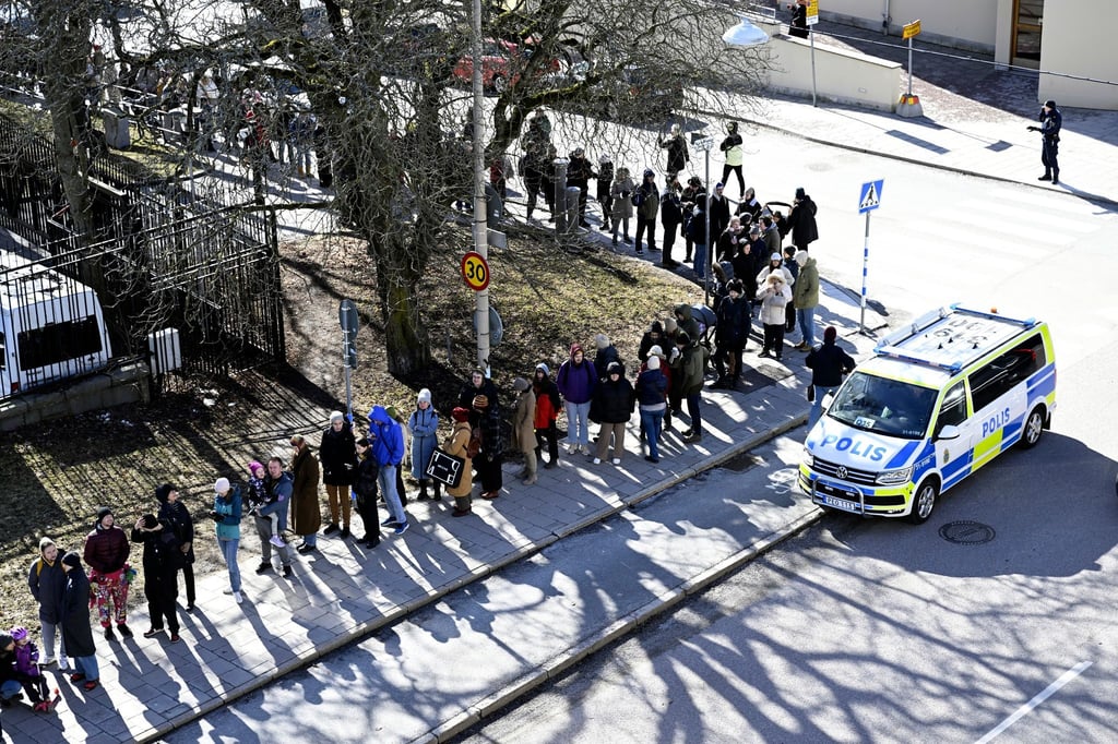 In vielen europäischen Städten wollen Wählerinnen und Wähler ihre Stimme abgeben, etwa in der russischen Botschaft in Stockholm.