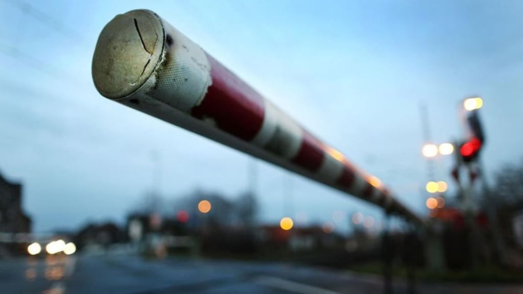 Ein Sattelzug fuhr in Gommern gegen eine Bahnschranke und verursachte hohen Sachschaden. Das Fahrzeug war nicht mehr fahrbereit.